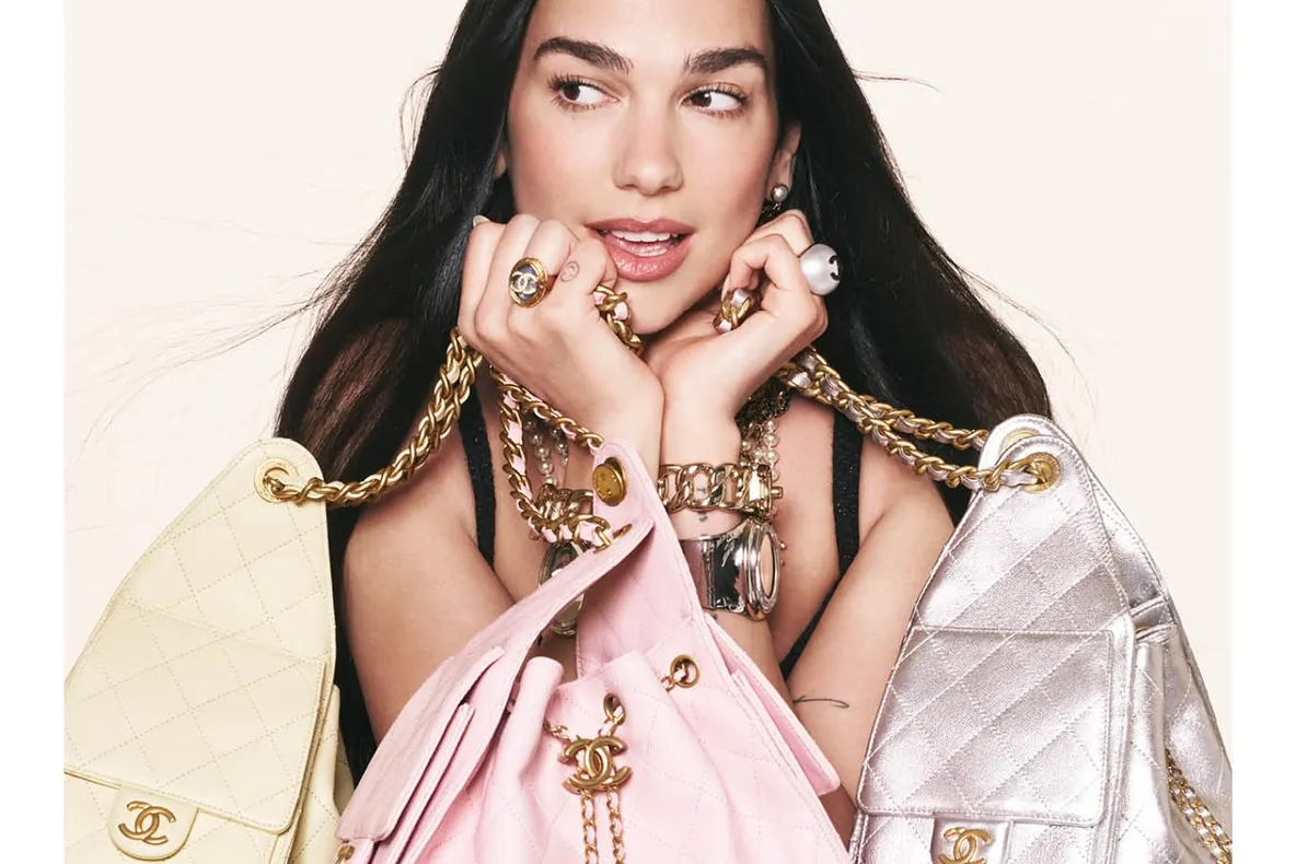 Dua Lipa este imaginea noii genți CHANEL 25