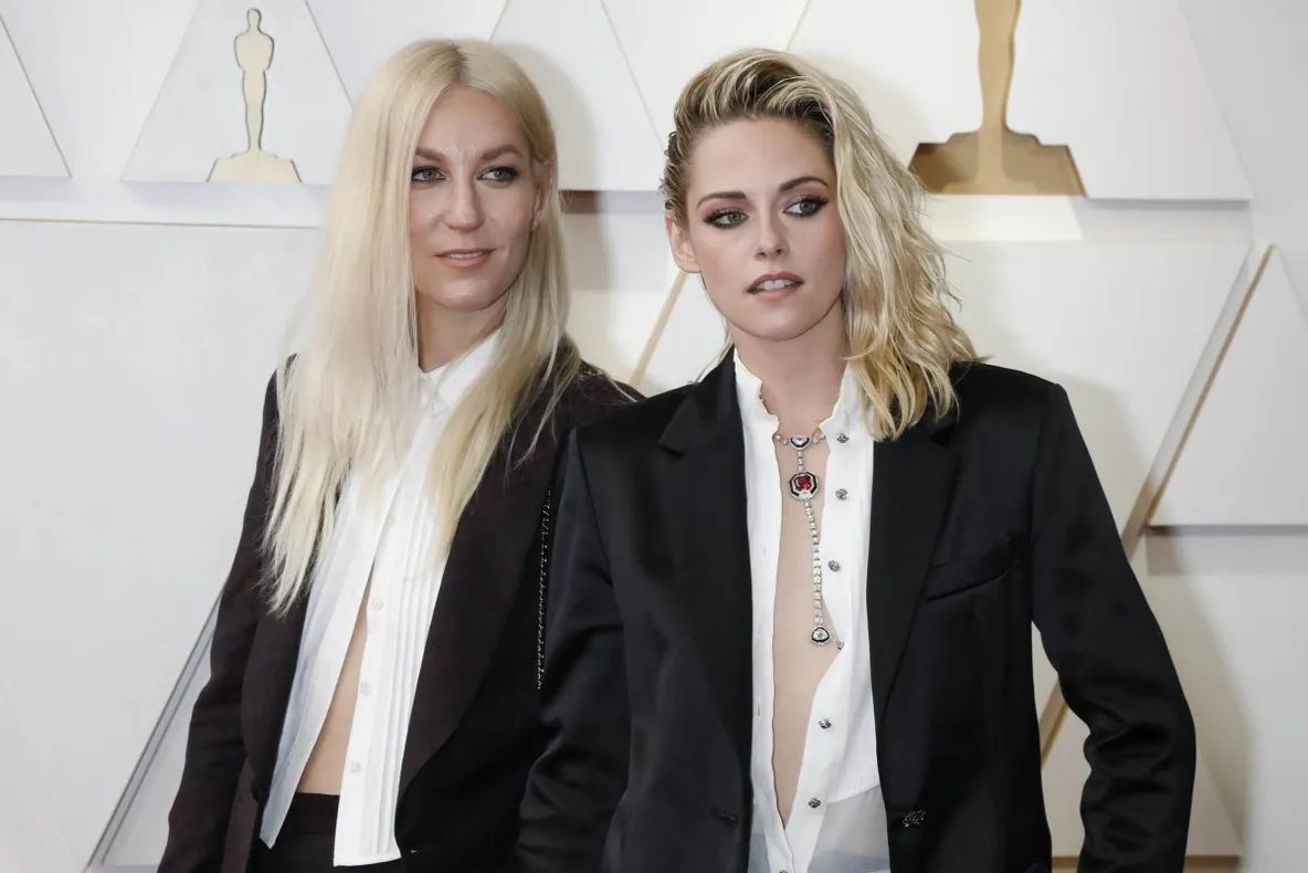 Kristen Stewart s-a căsătorit cu o femeie