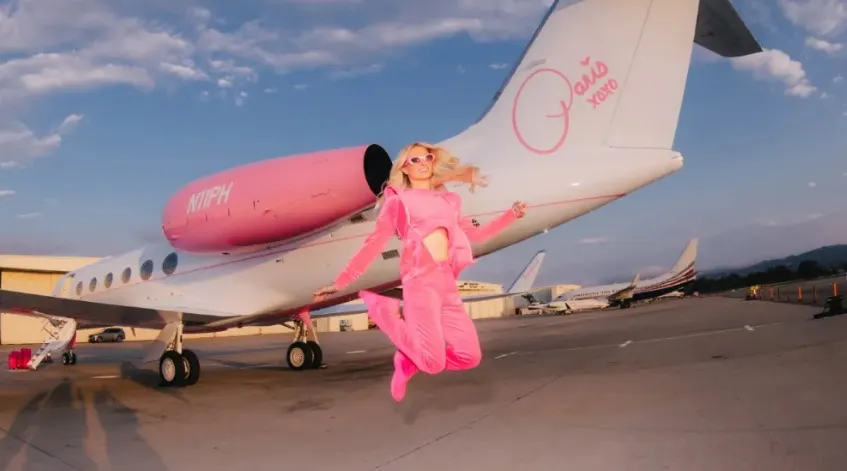 Paris Hilton a primit de ziua ei un avion privat în silul Barbie