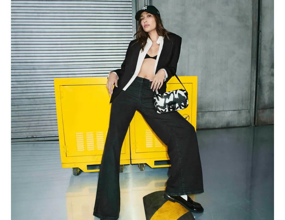 DKNY TOAMNĂ 2025 – LANSAREA CAMPANIEI DE TOAMNĂ 2025 CU HAILEY BIEBER, ICON GLOBAL AL STILULUI