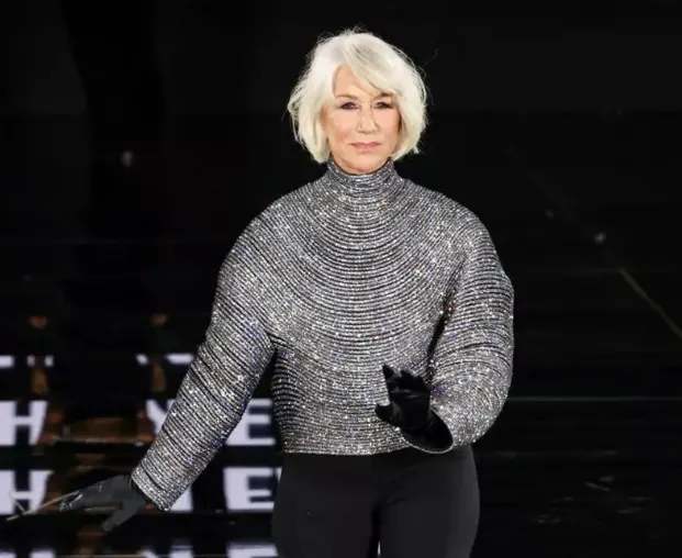 Helen Mirren, apariție strălucitoare la 80 de ani în timpul unei prezentări de modă