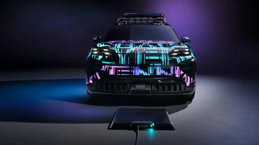 Noul Porsche Cayenne complet electric poate fi încărcat fără priză