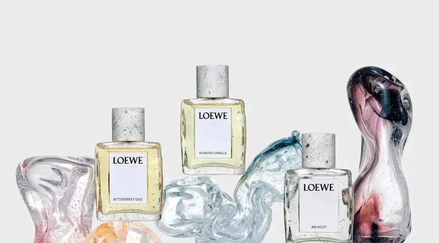 Loewe lansează o colecție de parfumuri care transformă notele clasice în artă contemporană