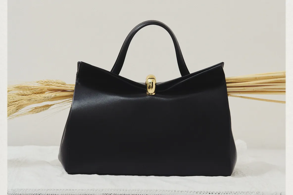 Jacquemus introduce geanta Valérie, numită în amintirea mamei fondatorului brandului