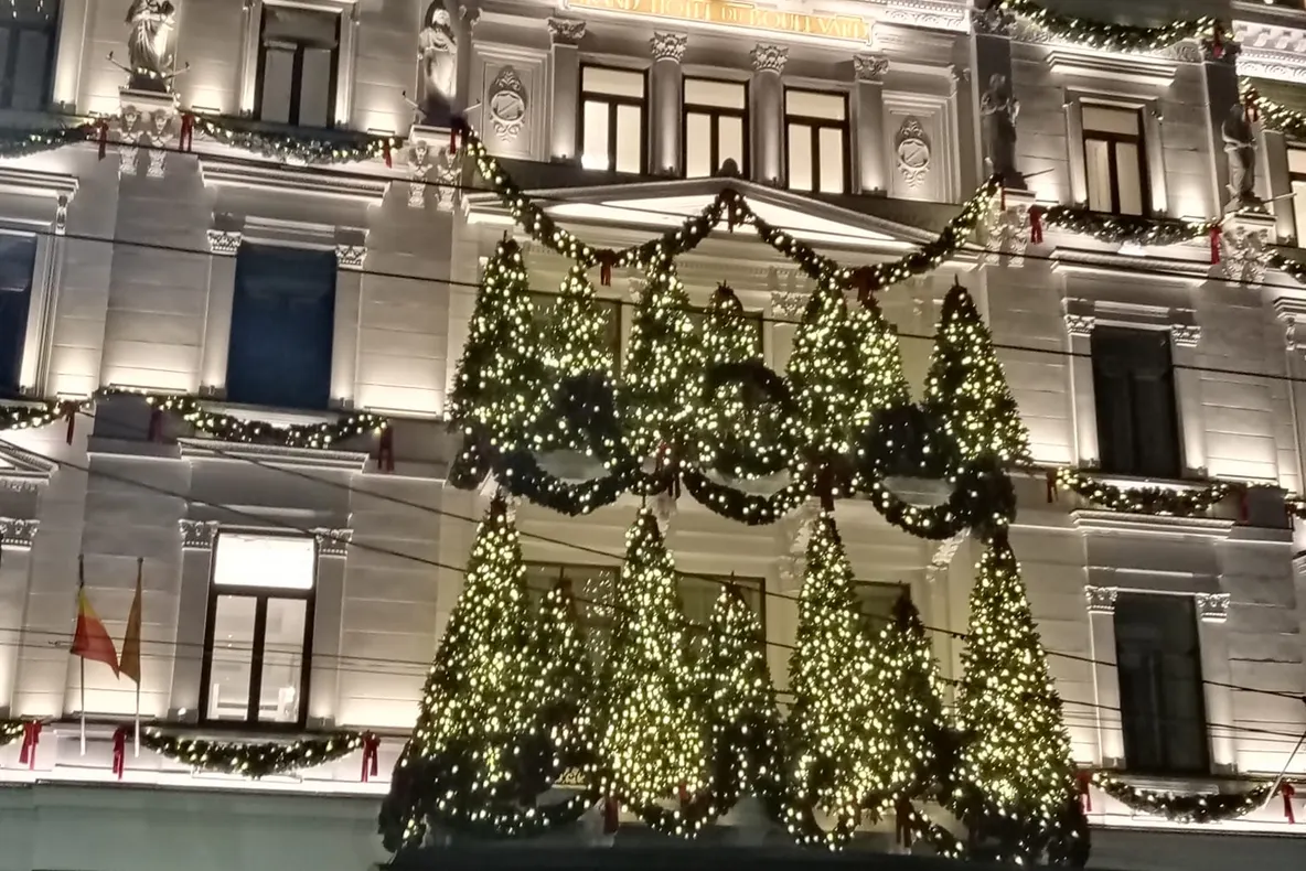 Hotelul Corinthia aprinde primele luminițe de Crăciun din București