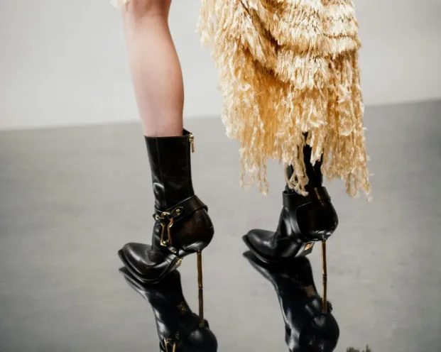 Pantoful Schiaparelli, îndrăzneală până la vârfurile degetelor de la picioare