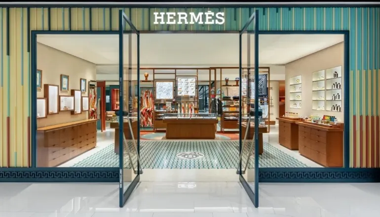 Hermès transformă cumpărăturile de genți în lux