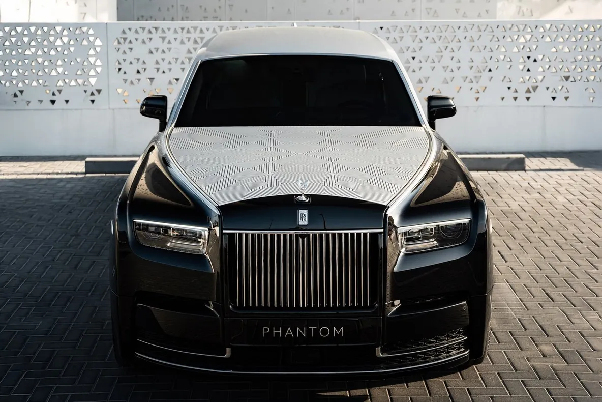 Rolls Royce Phantom Arabesque: prima mașină cu capotă gravată cu laser din lume