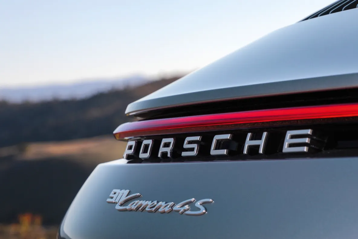 Porsche vinde participația sa la Bugatti