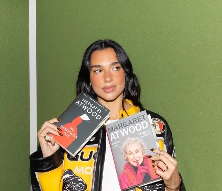 Dua Lipa deschide o bibliotecă dedicată cărților interzise și cenzurate