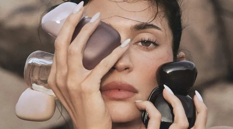 Kylie Jenner lansează un trio de parfumuri