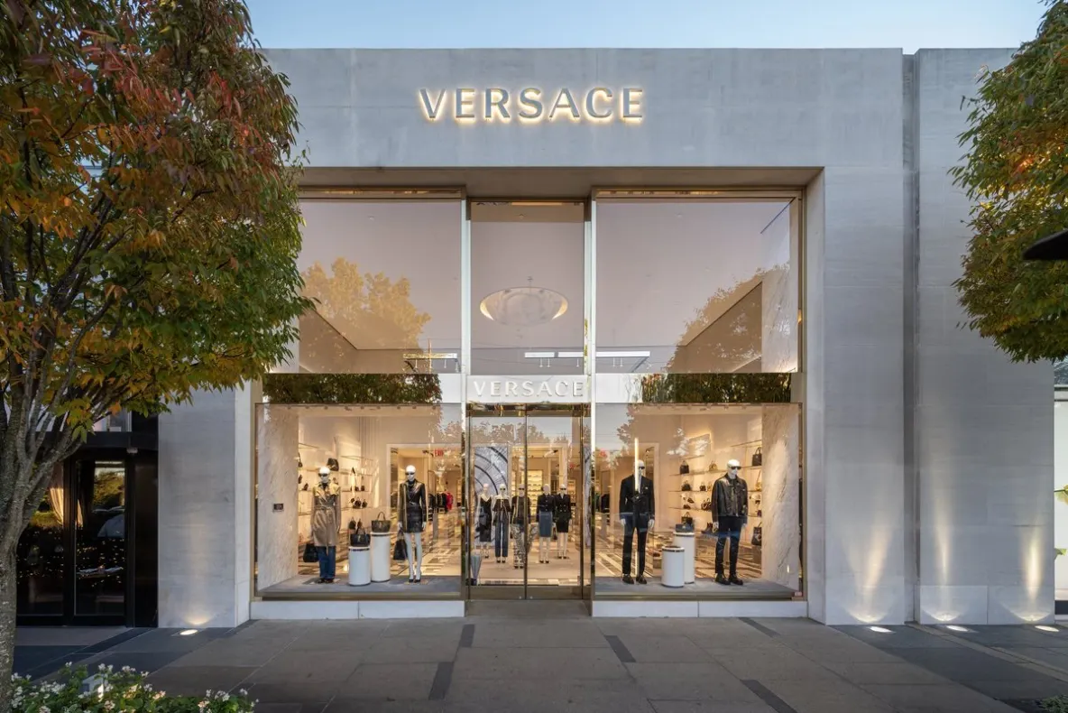 Versace se întoarce la Săptămâna Modei Haute Couture după 10 ani