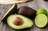 Ce se întâmplă în organism dacă mănânci avocado în fiecare zi. Beneficiile și efectele consumului regulat