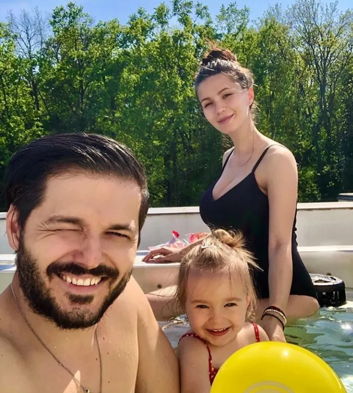 liviu varciu si fetele lui la piscina