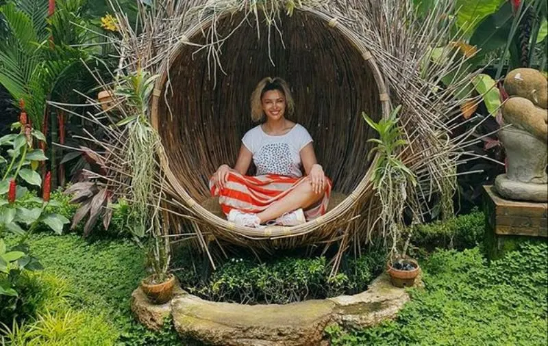 lora petrescu in bali