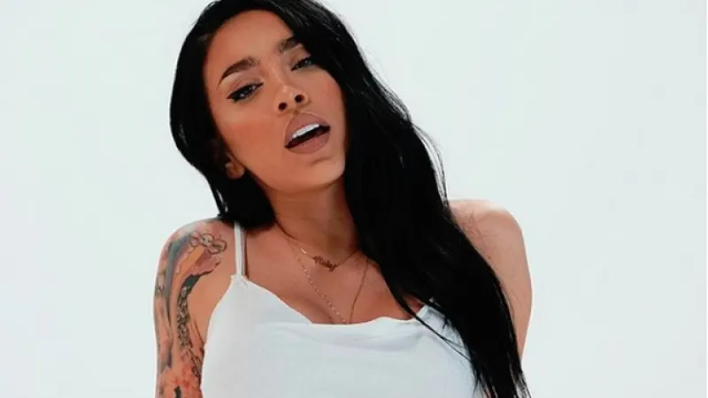 ruby decolteu