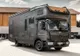 Lux la superlativ. Caravana Mercedes are lounge pe acoperiș și garaj pentru bolidul tău. Costă o avere!