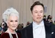 Mama lui Elon Musk, apariție futuristă la Săptămâna Modei de la New York