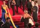 Protest pe covorul roșu de la Cannes. O femeie îmbrăcată în culorile steagului ucrainean s-a stropit cu vopsea roșie