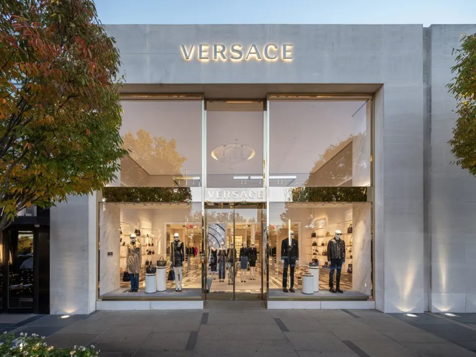 Versace se întoarce la Săptămâna Modei Haute Couture după 10 ani